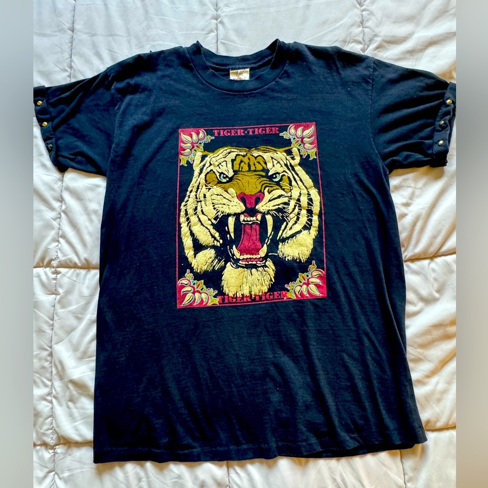 Vintage Graphic Tee T Shirt Hard Rock Cafe Mens XL Tiger Graphic Button Sleeves